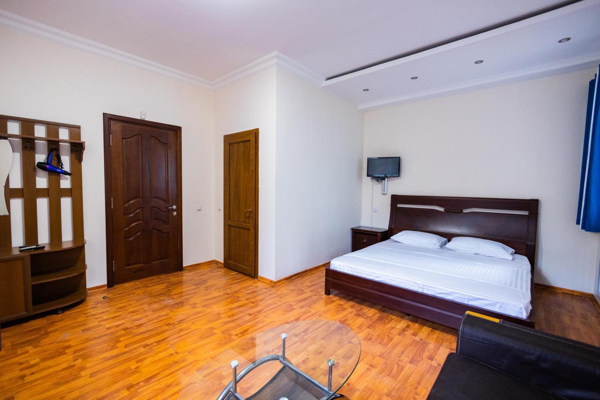 Yan Hotel Yerevan Exterior photo